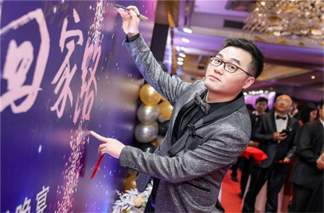 【高光“疫”事】勇敢逆行的特殊“网约车”——龙8国际90后，用信念打通生命运输线