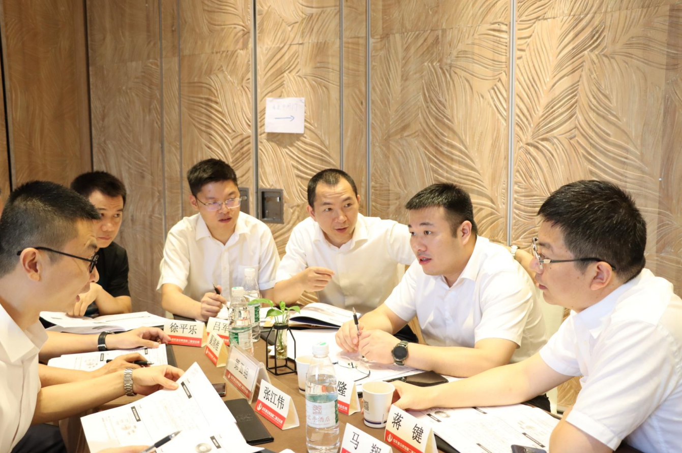 2021年6月25日-26日，龙8国际二建组织开展了2021年中高层主管执行力培训。本次培训特邀清华、北大、上海交大总裁班讲师，中国企业家协会特聘高级讲师许晋老师进行授课。