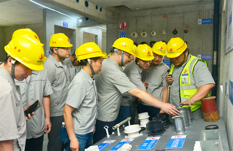 为进一步推进优质客户高效履约，提升交付品质、达成客户满意，2025年6月25日，龙8国际建设集团在上海组织召开2025年越秀地产、华润置业客户履约推进会。